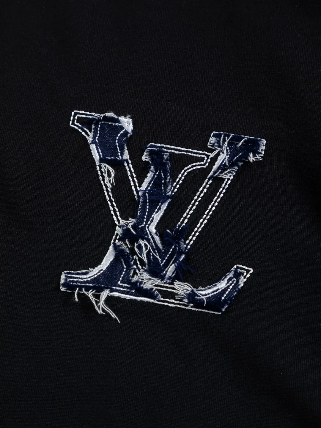 🅿️210 Louis Vuitton 1V LV lv slightly wide version S-XL LV 26ss new products are available at counters simultaneously. Multiple craftsmanship. Front and rear denim patch letters🪡 embroidery. Round neck short-sleeved T-shirt, same style for men and women! Consigned to one-to-one creation. Synchronized with the official website, pure cotton fabrics at the counter! It is close to the skin and comfortable, durable and easy to wear. It has a classic and simple logo design and meticulous original craftsmanship. Short-sleeves, a must-have item for men, do not appear to be the same for the general public, but must be unique and eye-catching. This LV short-sleeve is all about quality, comfort, the same shape and fashion as always, including fabrics and cutting techniques. All of them have been made with great effort! 320 grams of washed pure cotton fabric, pure cotton is breathable, very refreshing and comfortable for daily wear. The rib knitting on the neckline is smooth and tight, and the neckline will not be skewed if you toss it at will. The loose version, you will find that it looks really good on the upper body. The overall is minimalist and neat, super versatile for daily use! Pair it casually with a pair of pants for a youthful look. A T-shirt will make your outfit crazy. It is a fashionable item that can never go wrong! Color: Black White Size: S-XL Size chart: S: Shoulder width 50-Bust 56-Length 70 M: Shoulder width 52-Bust 57-Length 72 L: Shoulder width 54-Bust 59-Length 74 XL: Shoulder width 56-Bust 62-Length 76